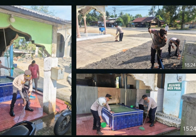 Menyapa Warga Lewat Aksi Nyata, Kapolsek Peudawa Bersihkan Masjid.