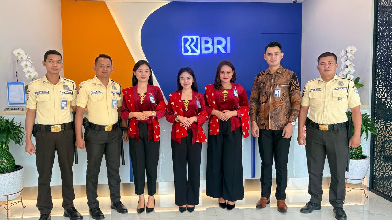 Semarak Hari Kartini, Pekerja BRI Branch Office Pantai Indah Kapuk Tampil Elegan dengan Kebaya Merah