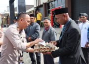 Polres Aceh Tengah Tebar Kepedulian di Jumat Berkah, Beri Tali asih bagi Warga masyarakat yg berprofesi sebagai Petugas Penggali kubur dan memandikan jenazah 