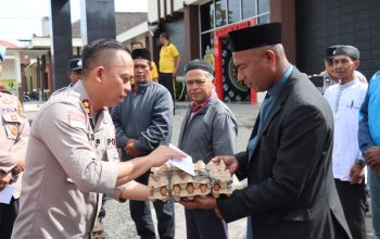 Polres Aceh Tengah Tebar Kepedulian di Jumat Berkah, Beri Tali asih bagi Warga masyarakat yg berprofesi sebagai Petugas Penggali kubur dan memandikan jenazah 