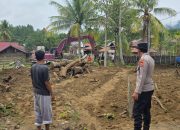 Polsek Linge Kawal Pembersihan Material Banjir di Pantan Nangka, Percepat Pemulihan Lingkungan Warga