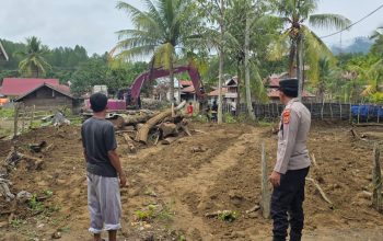 Polsek Linge Kawal Pembersihan Material Banjir di Pantan Nangka, Percepat Pemulihan Lingkungan Warga