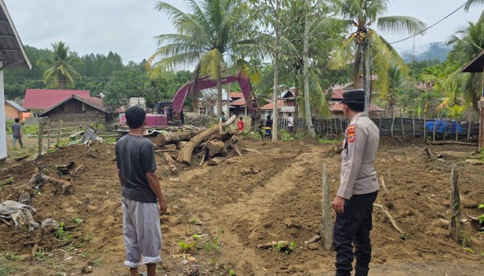 Polsek Linge Kawal Pembersihan Material Banjir di Pantan Nangka, Percepat Pemulihan Lingkungan Warga