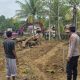 Polsek Linge Kawal Pembersihan Material Banjir di Pantan Nangka, Percepat Pemulihan Lingkungan Warga