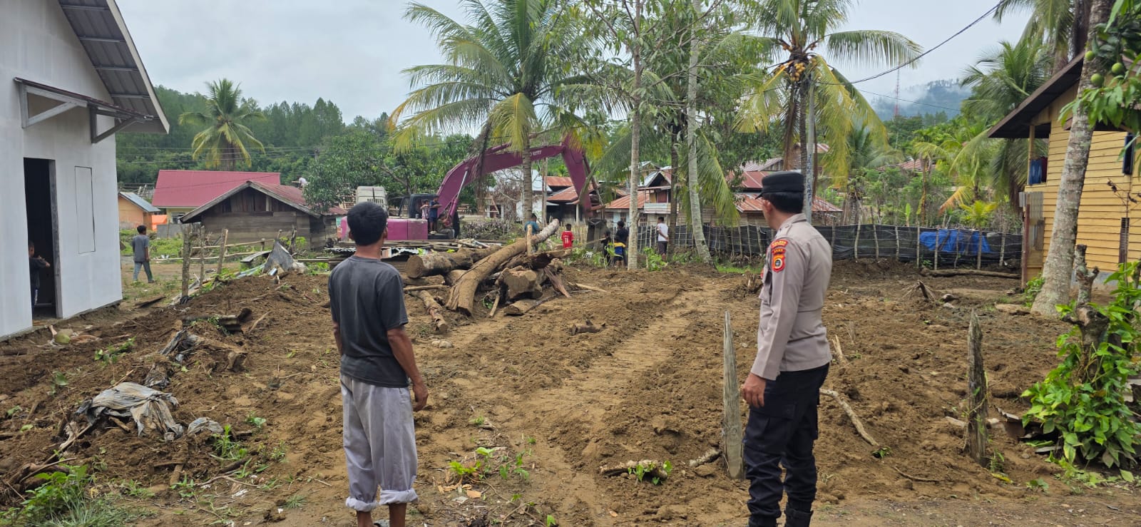 Polsek Linge Kawal Pembersihan Material Banjir di Pantan Nangka, Percepat Pemulihan Lingkungan Warga