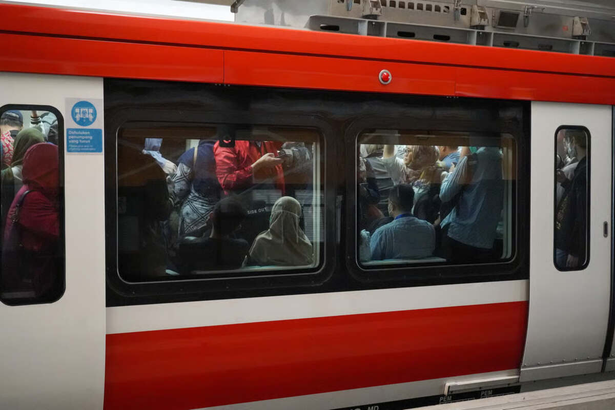 LRT Jabodebek Dukung Mobilitas Masyarakat Selama Penyesuaian Operasional Perjalanan Kereta di kawasan BekasiLRT Jabodebek Dukung Mobilitas Masyarakat Selama Penyesuaian Operasional Perjalanan Kereta di kawasan Bekasi